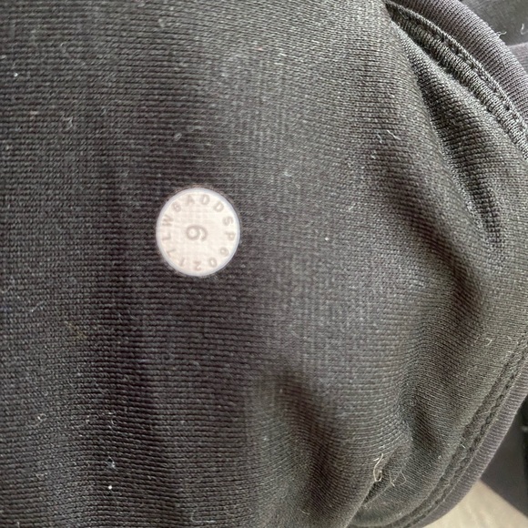 Black Cropped Lululemon Legging size 6 - like new - Picture 7 of 7